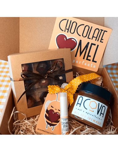 Caja regalo San Valentín. Con bombones de chocolate y miel, miel crema y bálsamo labial.